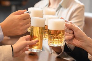 ビールで乾杯する人