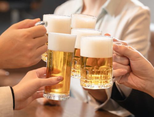 ビールで乾杯する人