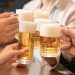 ビールで乾杯する人