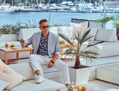 ソファに座ってお茶を楽しむ男性